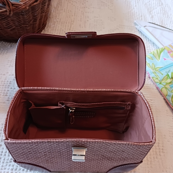 Kenneth Cole Basket Bag - Picture 9 of 10